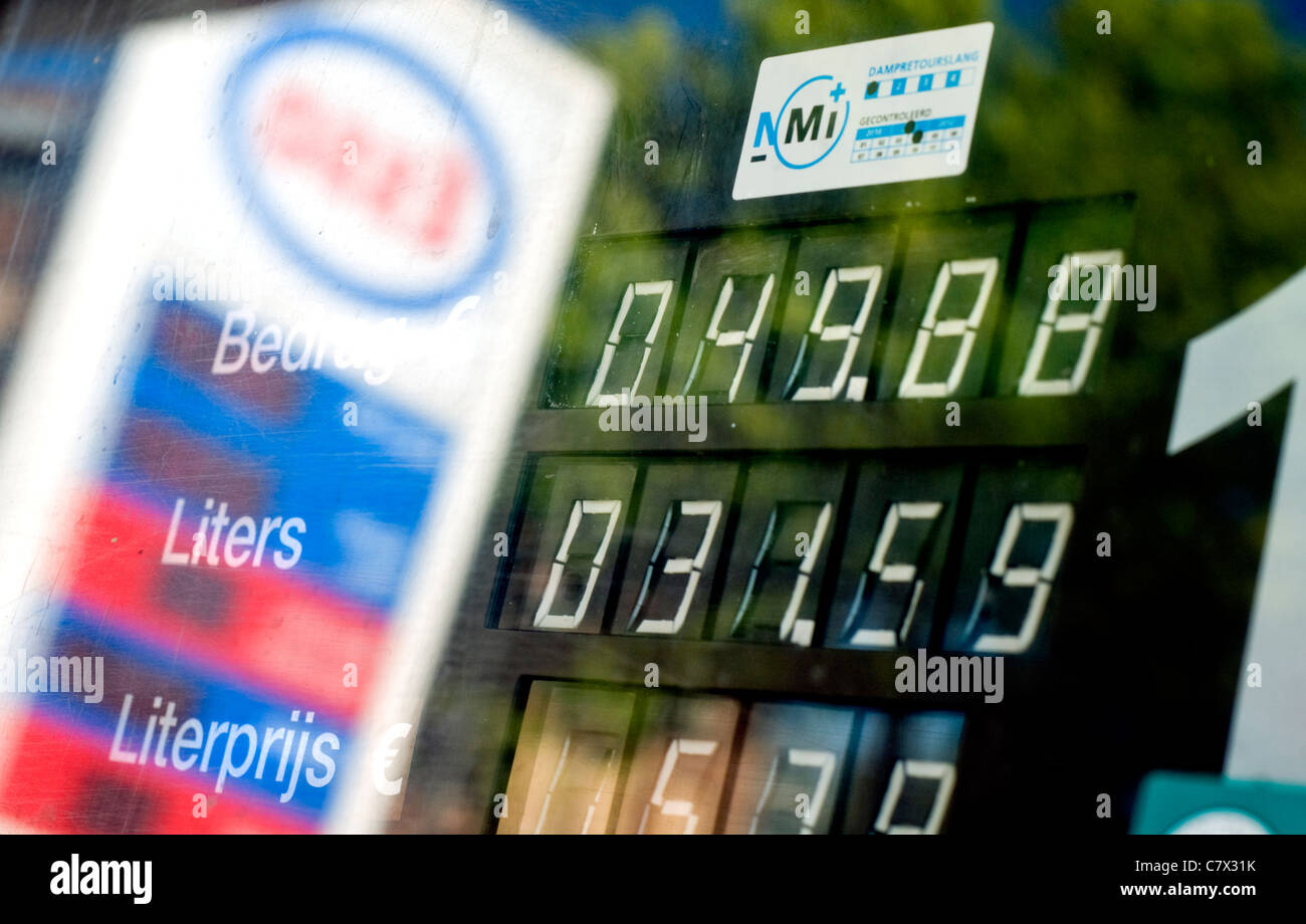 Nahaufnahme einer Kraftstoff Pumpe Anzeige an einer Tankstelle in den Niederlanden Stockfoto