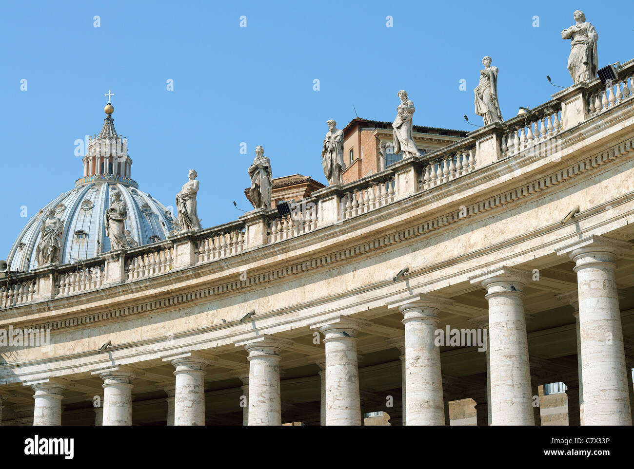Bernini s Kolonnade mit Statuen von Heiligen Piazza San Pietro Saint Peter s Quadrat Rom Italien Stockfoto