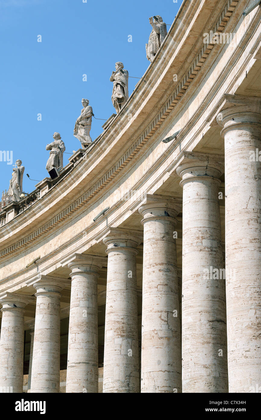 Bernini s Kolonnade mit Statuen von Heiligen Piazza San Pietro Saint Peter s Quadrat Rom Italien Stockfoto