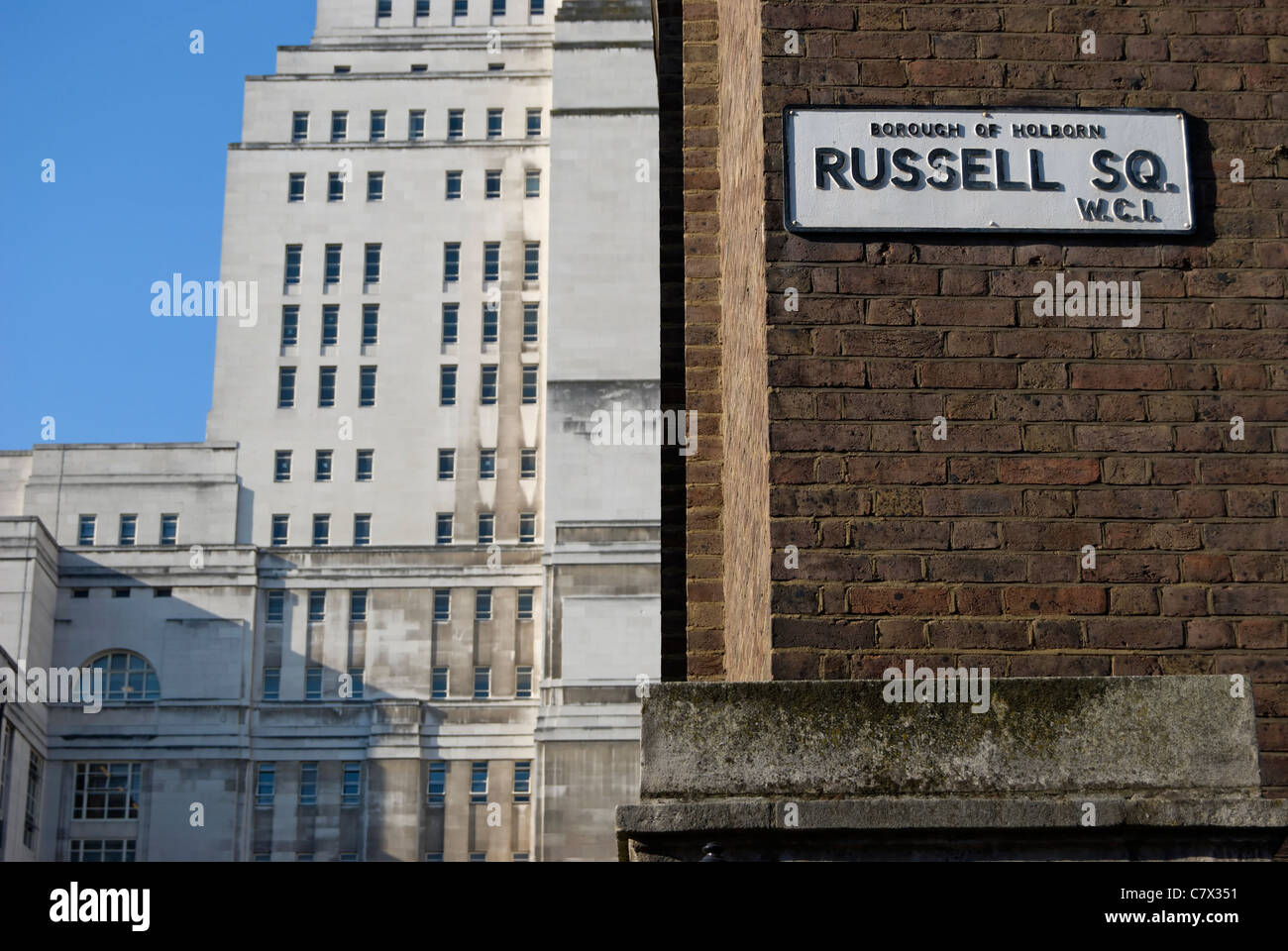Straßenname melden für Russell Square mit Senat-Haus, Teil der University of London, im Hintergrund links Stockfoto
