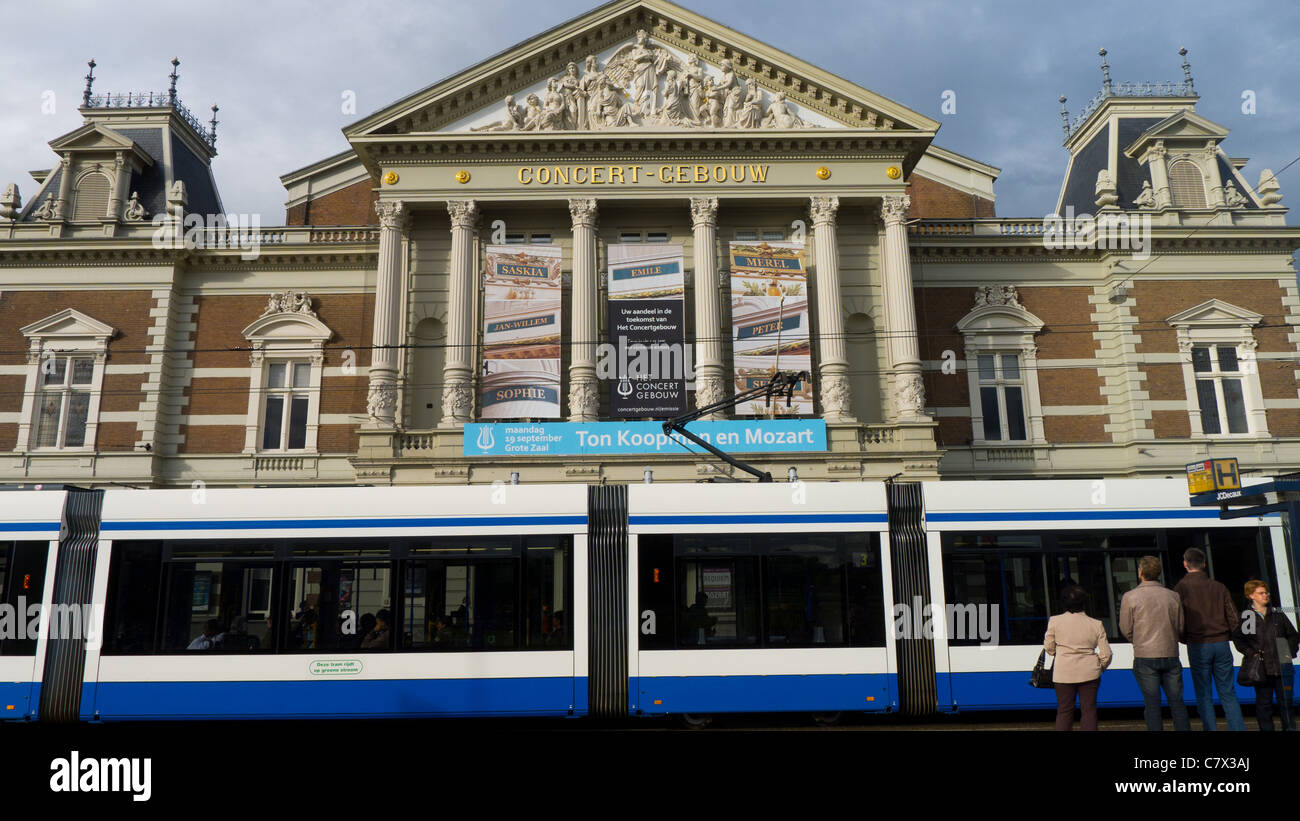 Straßenbahn vor Concert Gebouw (Halle) in der Nähe von Museumplein, Amsterdam, Niederlande Stockfoto