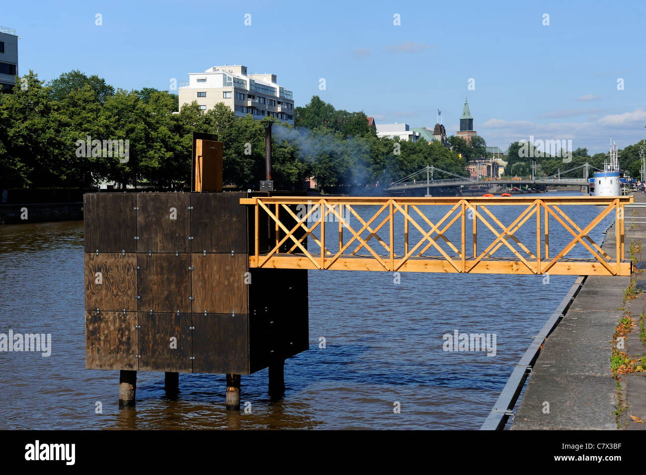 Wärmende Hot Cube Sauna im Fluss Aurojoki. Heiße Würfel ist eine minimalistische Holzsauna Bildhauers Harri Markkula in Mitte Stockfoto