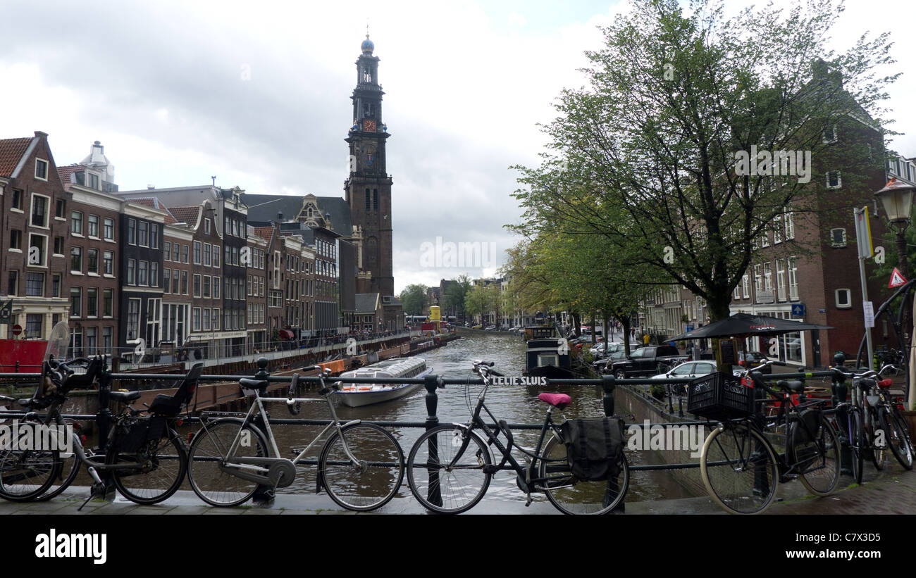 Blick auf die Prinsengracht in Richtung der Westerkerk Kirche Turm, Anne-Frank-Haus im Hintergrund, Amsterdam, Niederlande Stockfoto