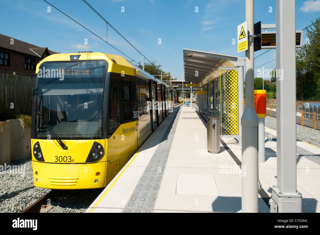 Eine Straßenbahnhaltestelle in der St. Werburgh Road auf der South Manchester Metrolink Straßenbahn System, Manchester, England, UK Stockfoto