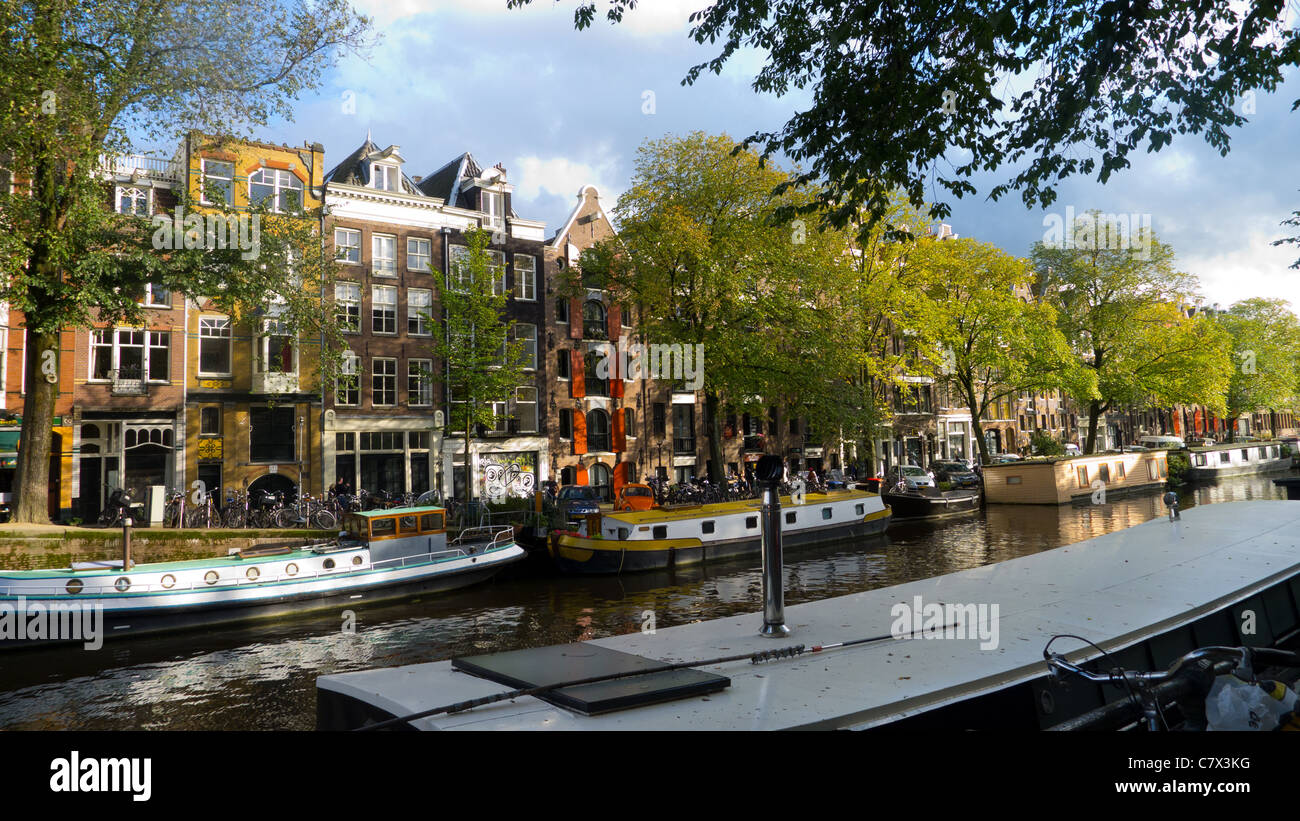 Bunte traditionelle Häuser entlang eines Kanals, Amsterdam, Niederlande Stockfoto