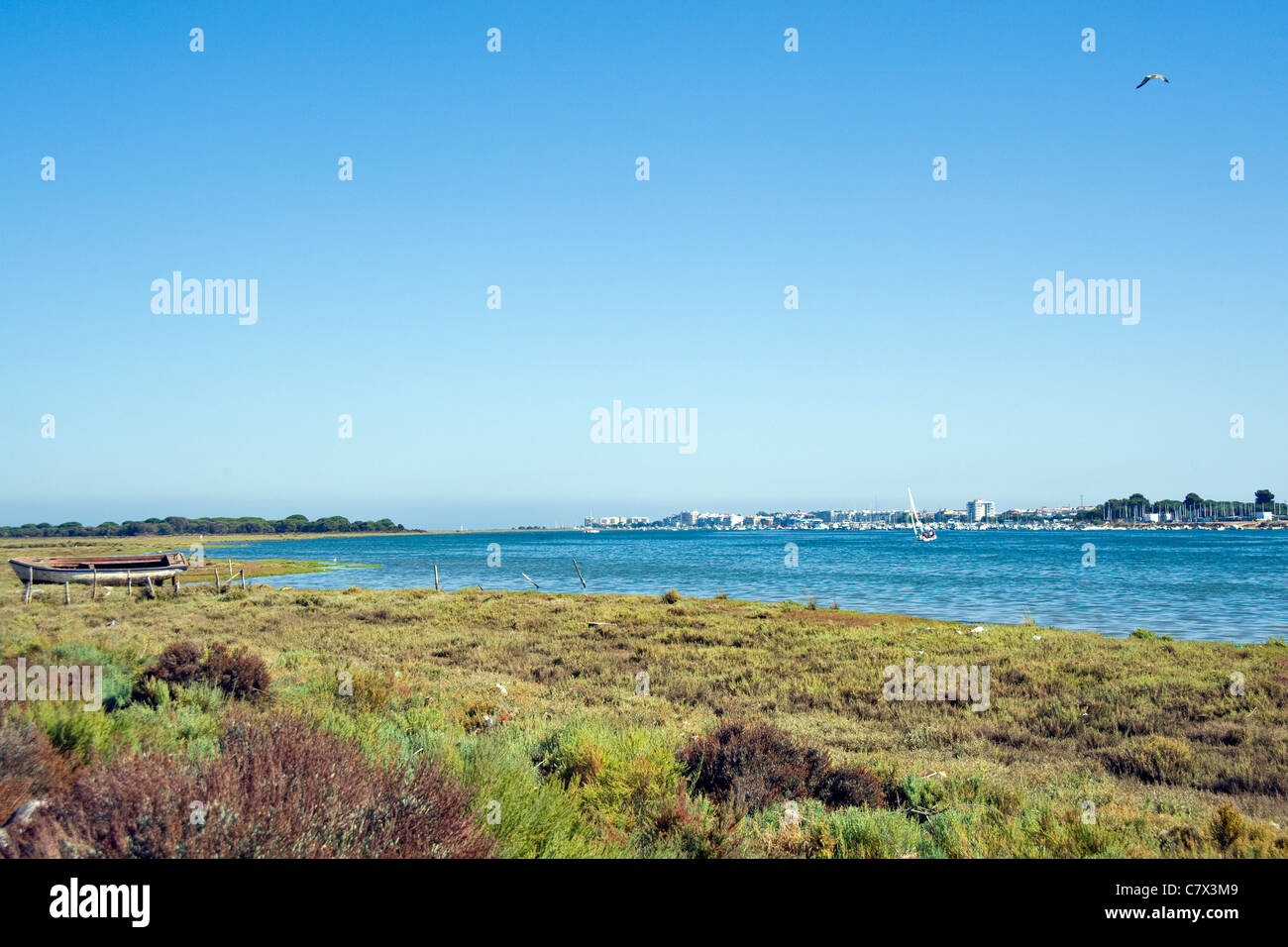 Blick über den Río Odiel-Fluss in Richtung Punta Umbria, Andalusien, Spanien, Costa De La Luz, Huelva Stockfoto