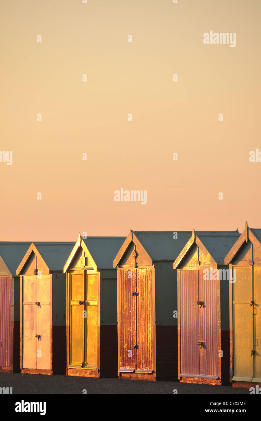 Hove Strandhütten beleuchtet von Abendlicht, East Sussex, England Stockfoto
