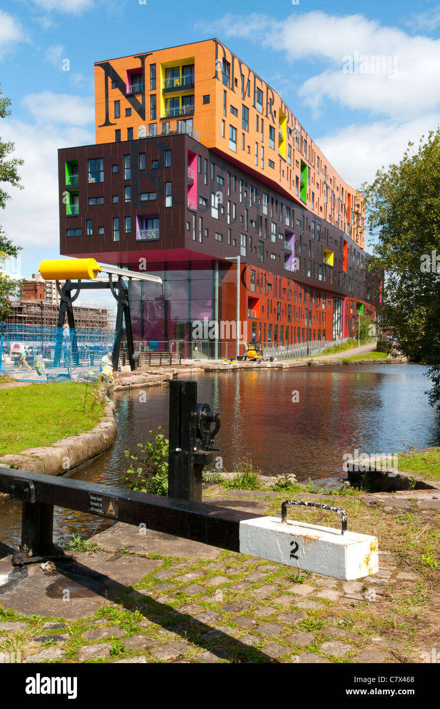 Die Chips Mehrfamilienhaus, entworfen von Will Alsop, neben dem Kanal Ashton neue Islington Bezirk, Manchester, UK Stockfoto