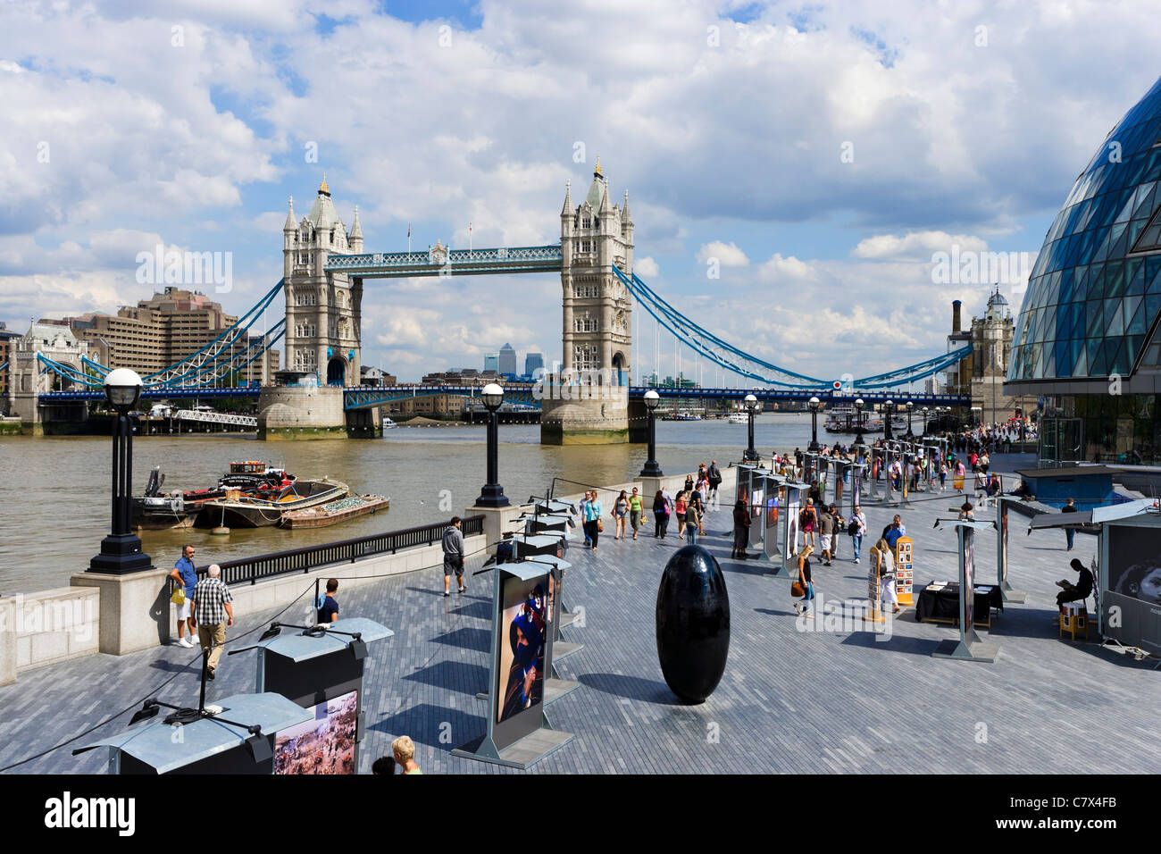 Tower Bridge aus dem südlichen Ufer der Themse mit einer Open-Air-Ausstellung der Fotografie im Vordergrund, London, England Stockfoto
