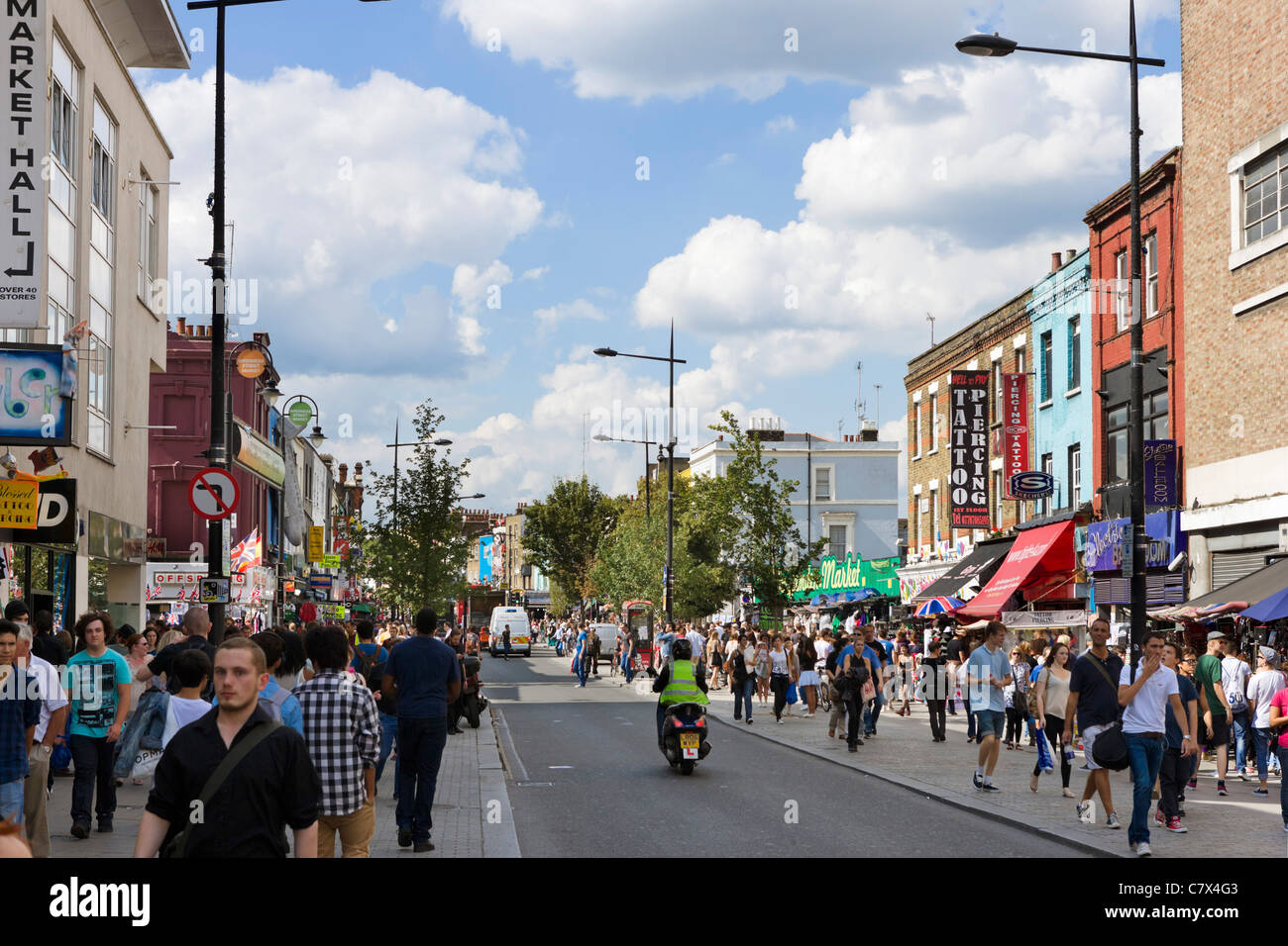 Geschäfte auf der Camden High Street, Camden Town, Nord-London, England, Vereinigtes Königreich Stockfoto