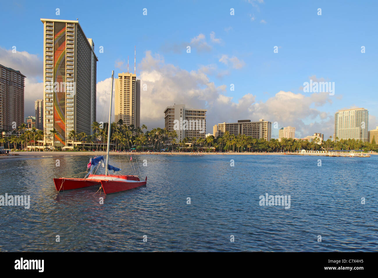 Roten Katamaran und mehrere Hotels entlang Fort DeRussy Beach in der Nähe von Waikiki bilden eine partielle Skyline von Honolulu, Hawaii Stockfoto