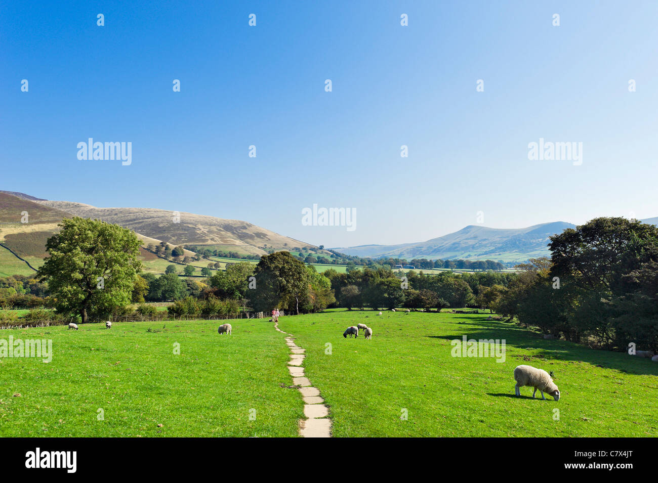 Wanderer auf der Pennine Way in der Nähe von seinem Start im Edale mit Blick auf das Dorf, Peak District National Park, Derbyshire, England Stockfoto