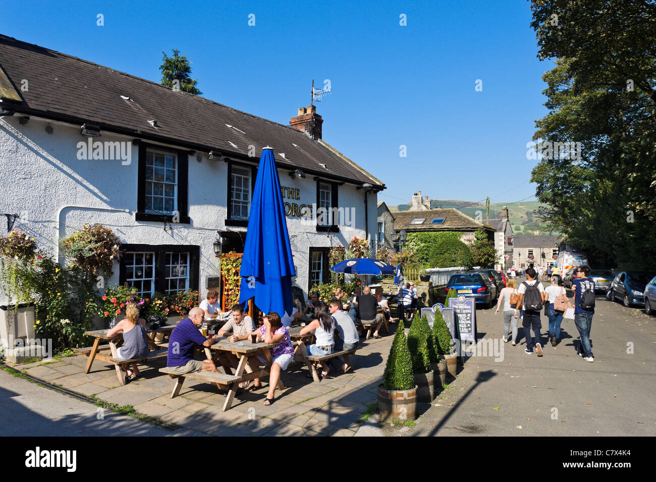 Die George Pub in der Castle Street in Castleton, Hope Valley, Peak District in Derbyshire, England, Vereinigtes Königreich Stockfoto