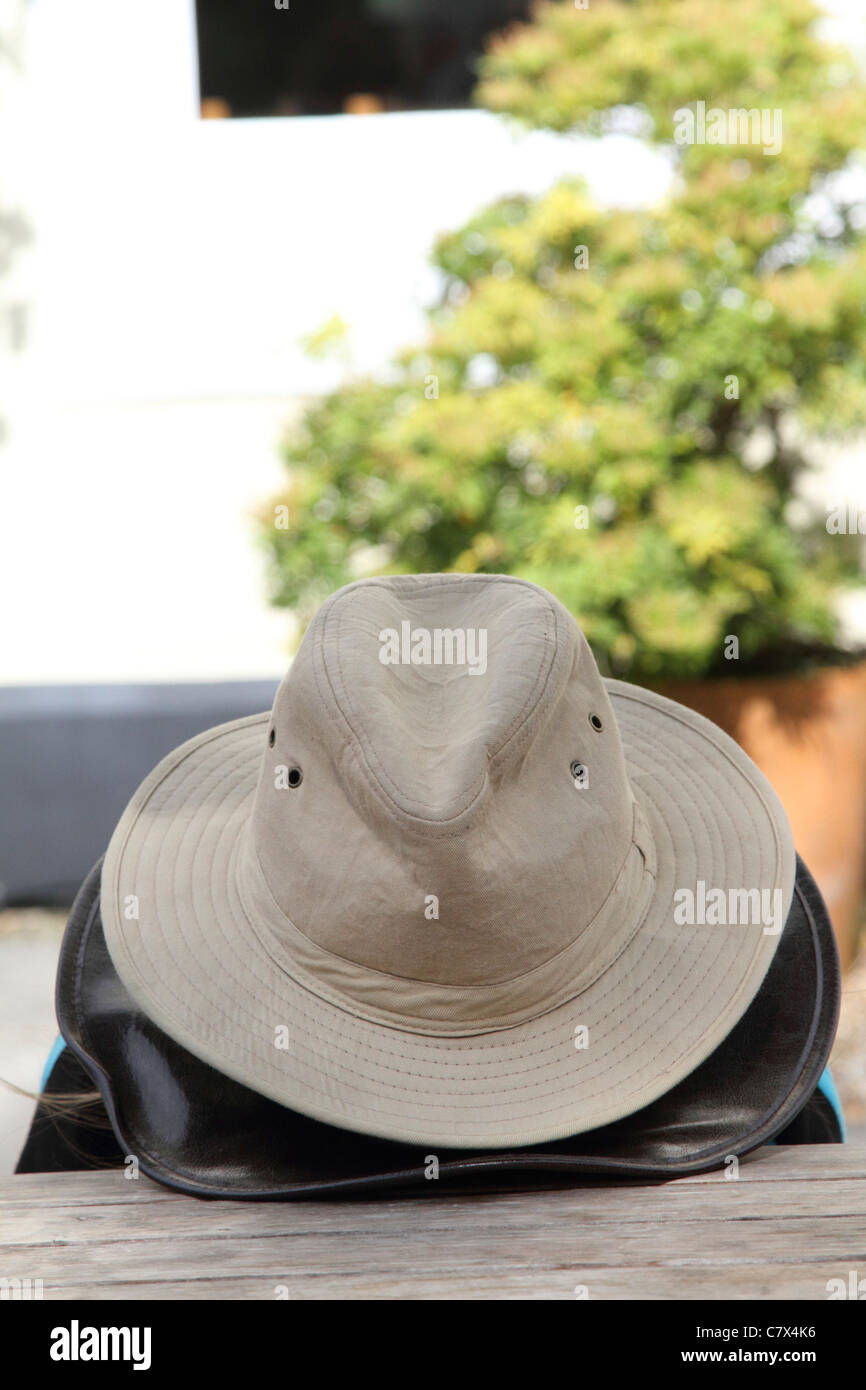 Tan farbige Stetson Cowboyhut auf ähnliche Leder Hut Stockfotografie - Alamy