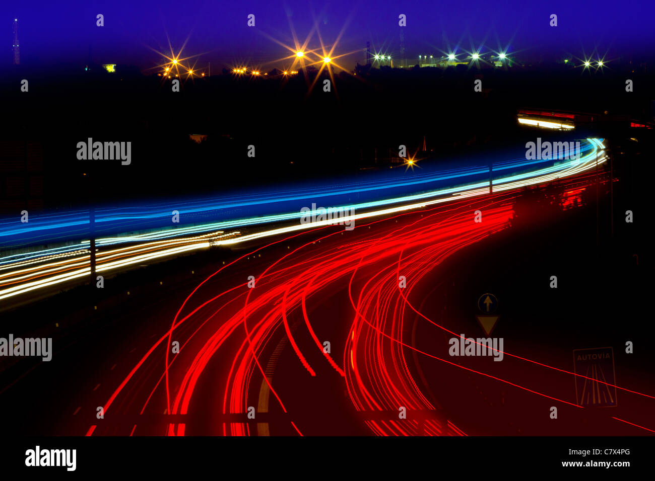 Auto leichte Wanderwege in rot und weiß auf Nacht-weg-Kurve Stockfoto