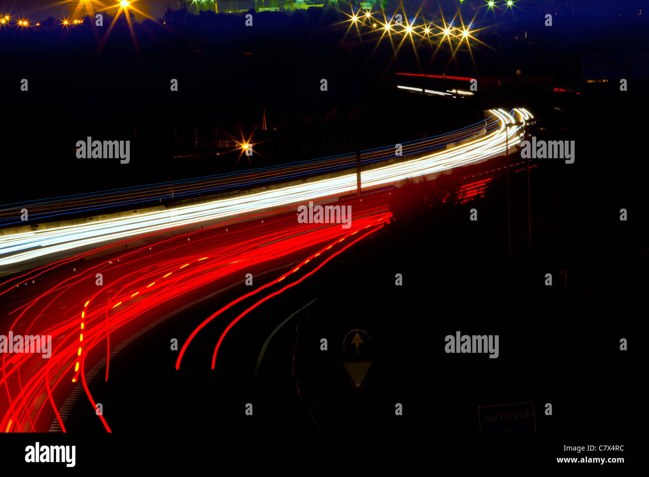 Auto leichte Wanderwege in rot und weiß auf Nacht-weg-Kurve Stockfoto