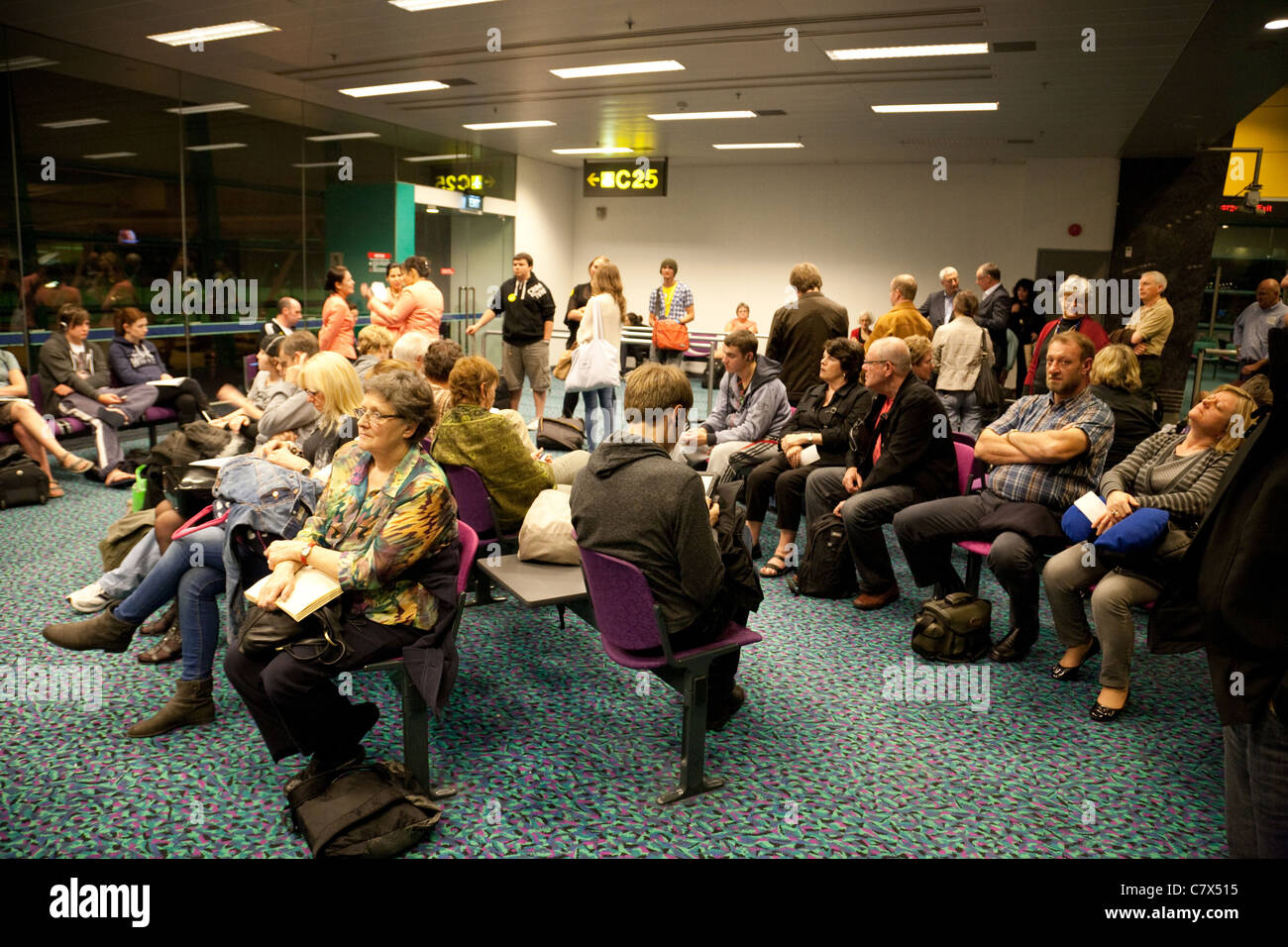 Massen der Fluggäste warten am Gate für den Flug, Abflughalle, Changi Airport Singapur Asien Stockfoto