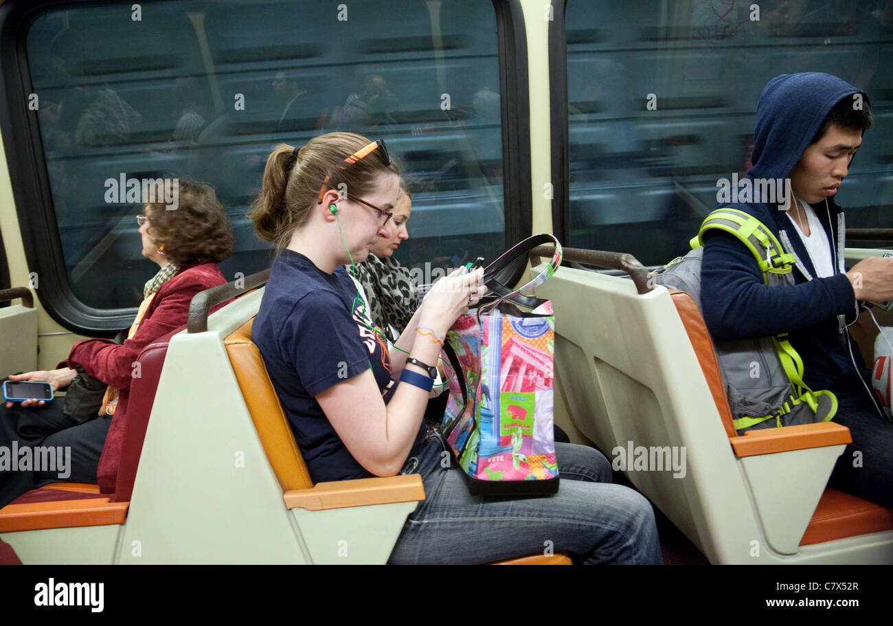Metro DC Passagiere; Menschen, die auf der Washington DC Metro U-Bahn, USA Stockfoto