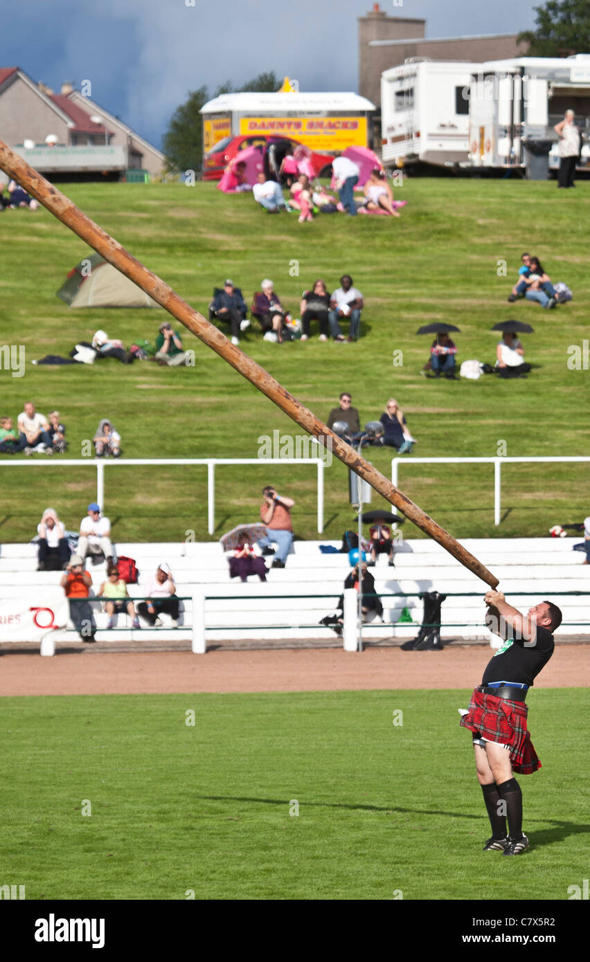 Gregor Edmunds, Schwergewichts-Athlet, warf der Caber auf Cowal Highland Gathering 2011 Stockfoto