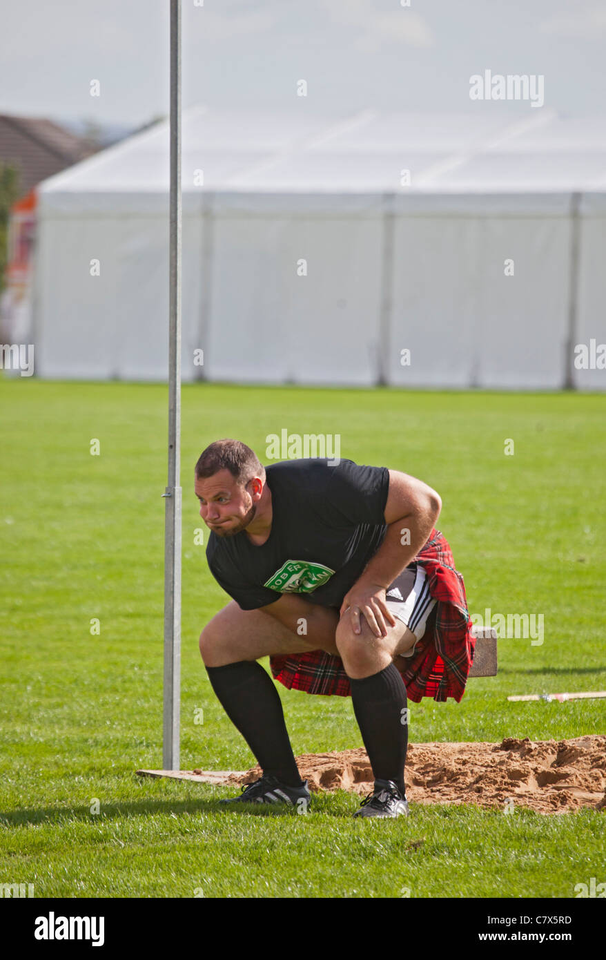 Gregor Edmunds, "schwer" Sportler, die 56 Pfund Gewicht für die Höhe auf Cowal Highland Gathering 2011 werfen. Stockfoto