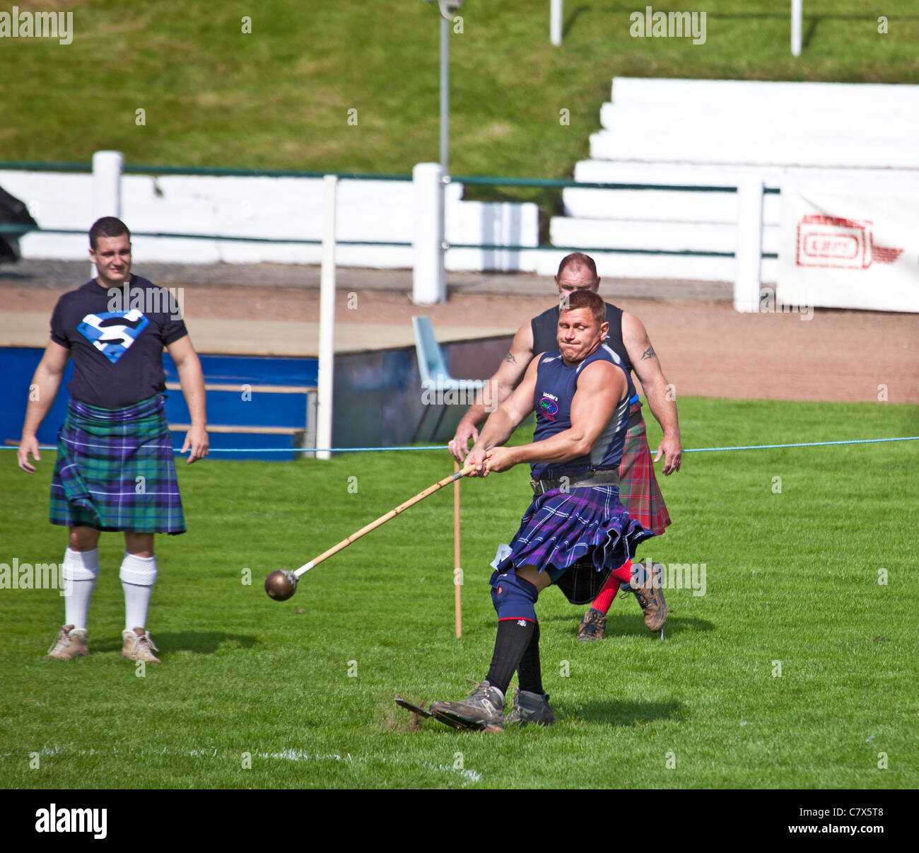 "Schwer" Athlet werfen den Hammer auf Cowal Highland Gathering 2011 mit Mitbewerber beobachten. Stockfoto