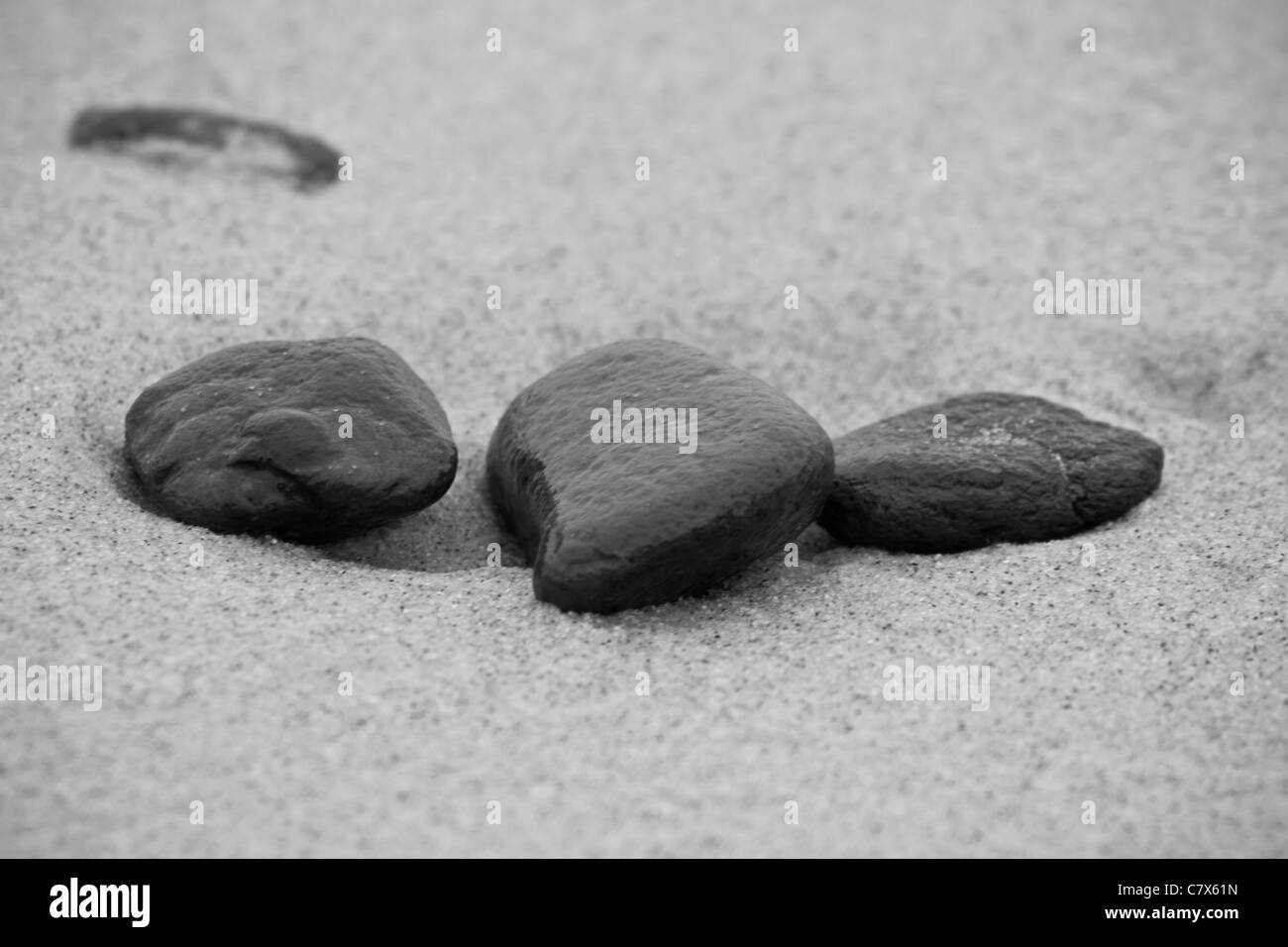 Drei Steinen in den Sand am Strand von Carmel, Kalifornien Stockfoto