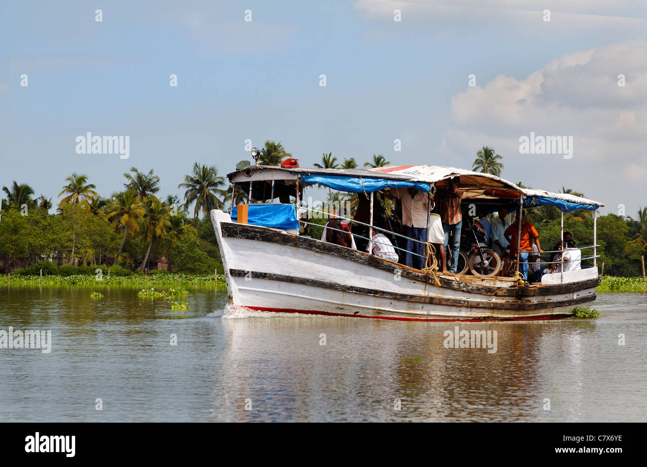 Kerala Indien kurze Entfernung Boot Fähre Motorrad Menschen Träger Backwaters lokalisiert Infrastruktur Landschaft Stockfoto