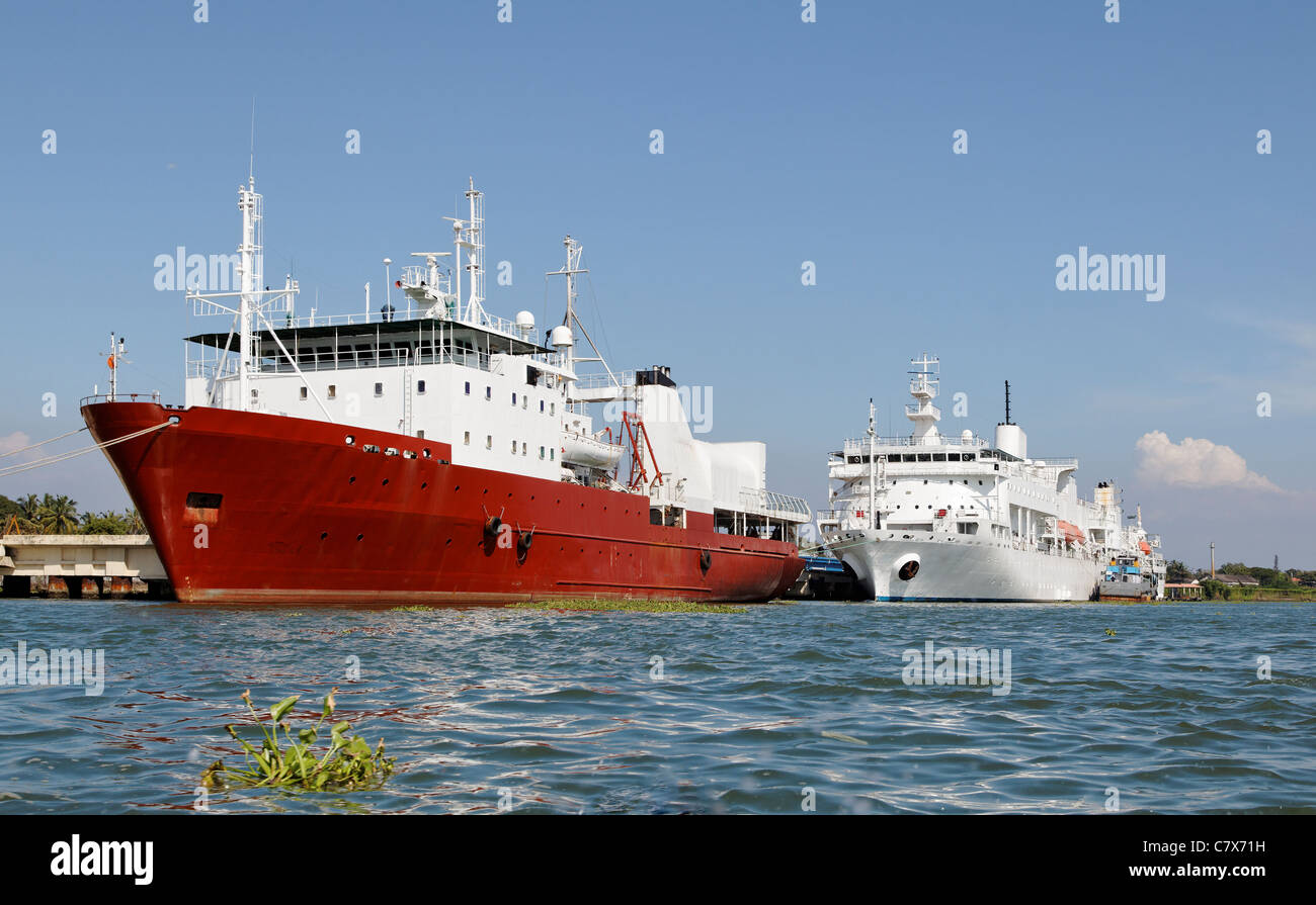 Ozean-Schiffe in Kochi Indien, blauer Himmel, Wolken, Porträt, Textfreiraum, Horizontal, Landschaft und Kultur Margen festgemacht Stockfoto