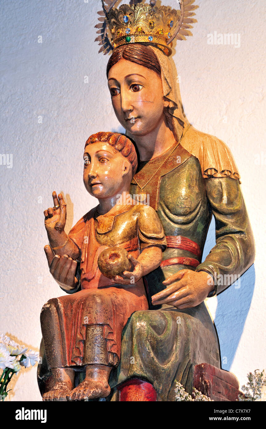 Spanien, Jakobsweg: Romanische Madonna in der Kirche Santa Maria la Real in O Cebreiro Stockfoto