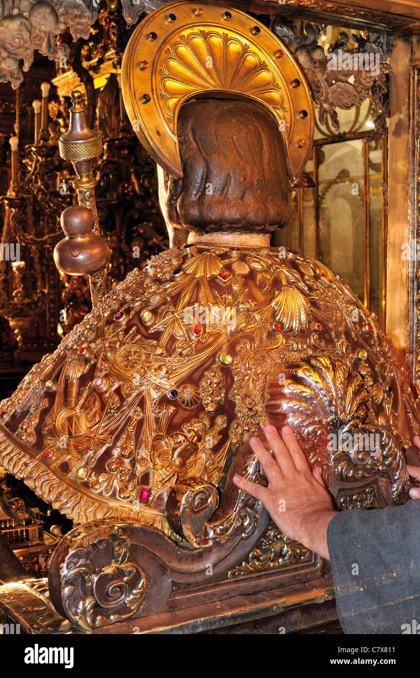 Spanien, Jakobsweg: Traditionelle Touch des Apostels Jakob in den Hauptaltar der Kathedrale von Santiago de Compostela Stockfoto