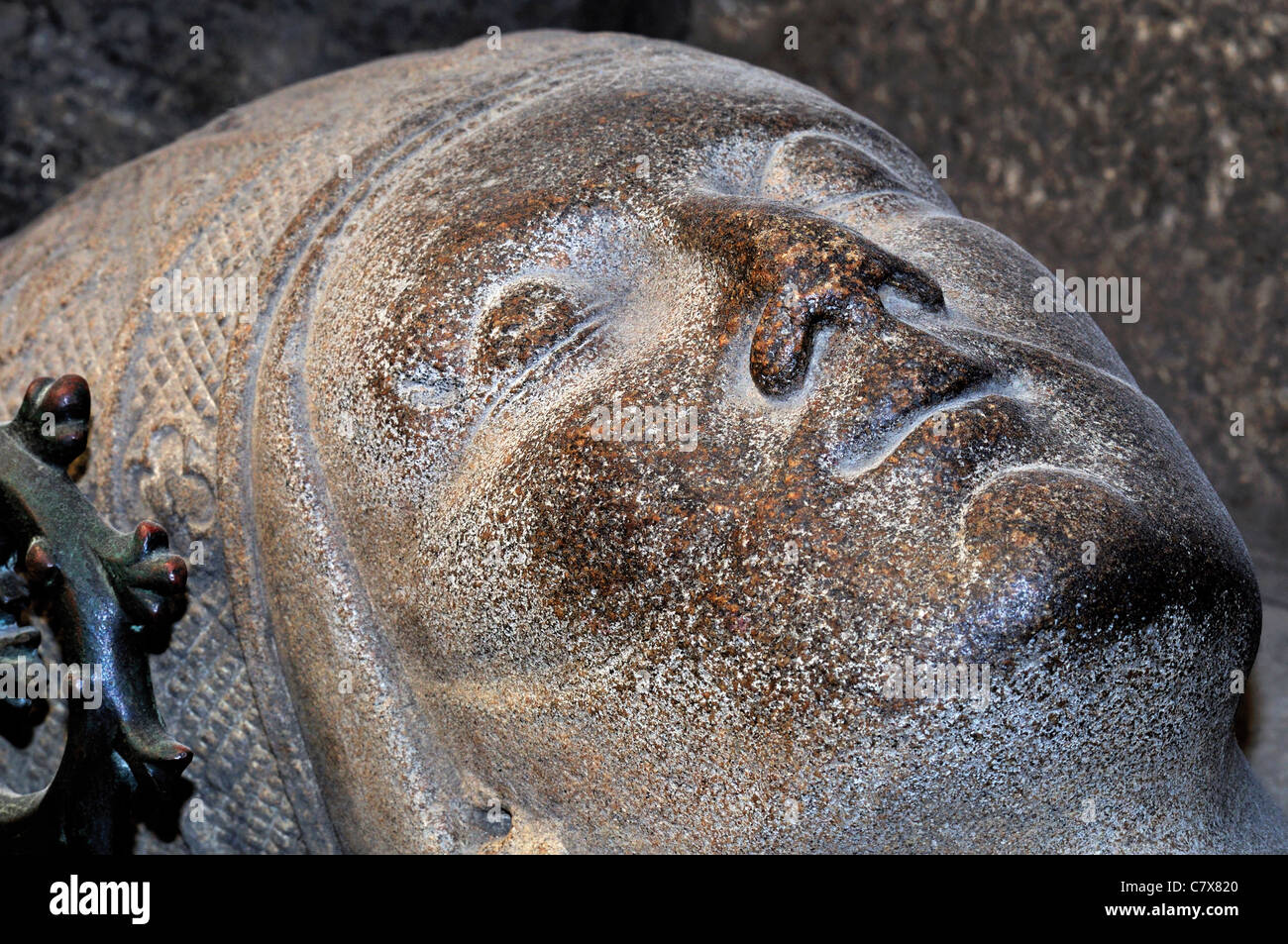 Spanien, Jakobsweg: Detail von einem romanischen Grab in der Kathedrale von Santiago de Compostela Stockfoto