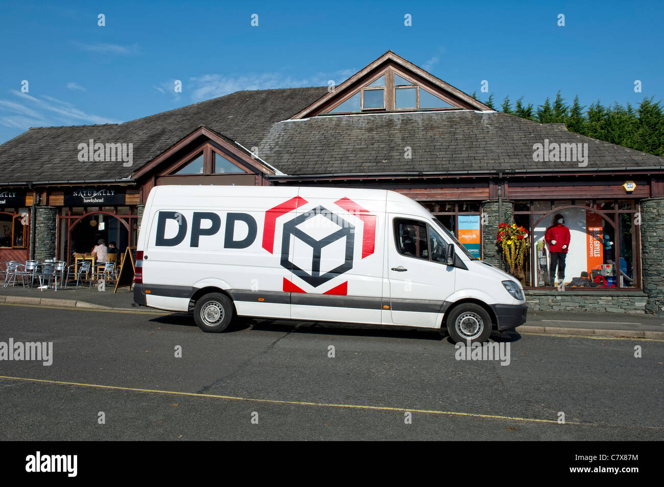 DPD Paket-Lieferwagen vor einem Geschäft in der Stadt Hawkshead in Cumbria,  England Stockfotografie - Alamy