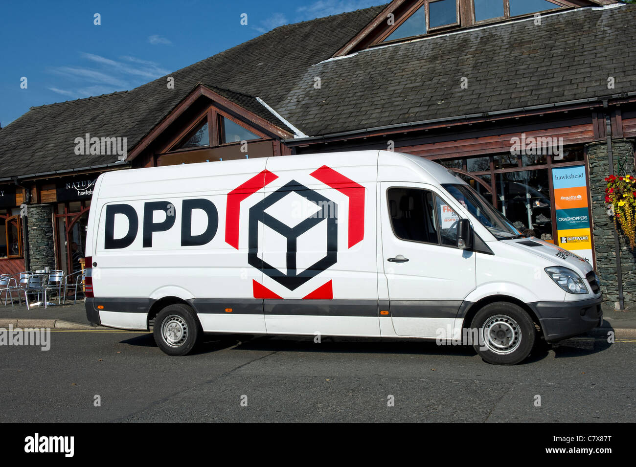 DPD Paket-Lieferwagen vor einem Geschäft in der Stadt Hawkshead in Cumbria, England Stockfoto
