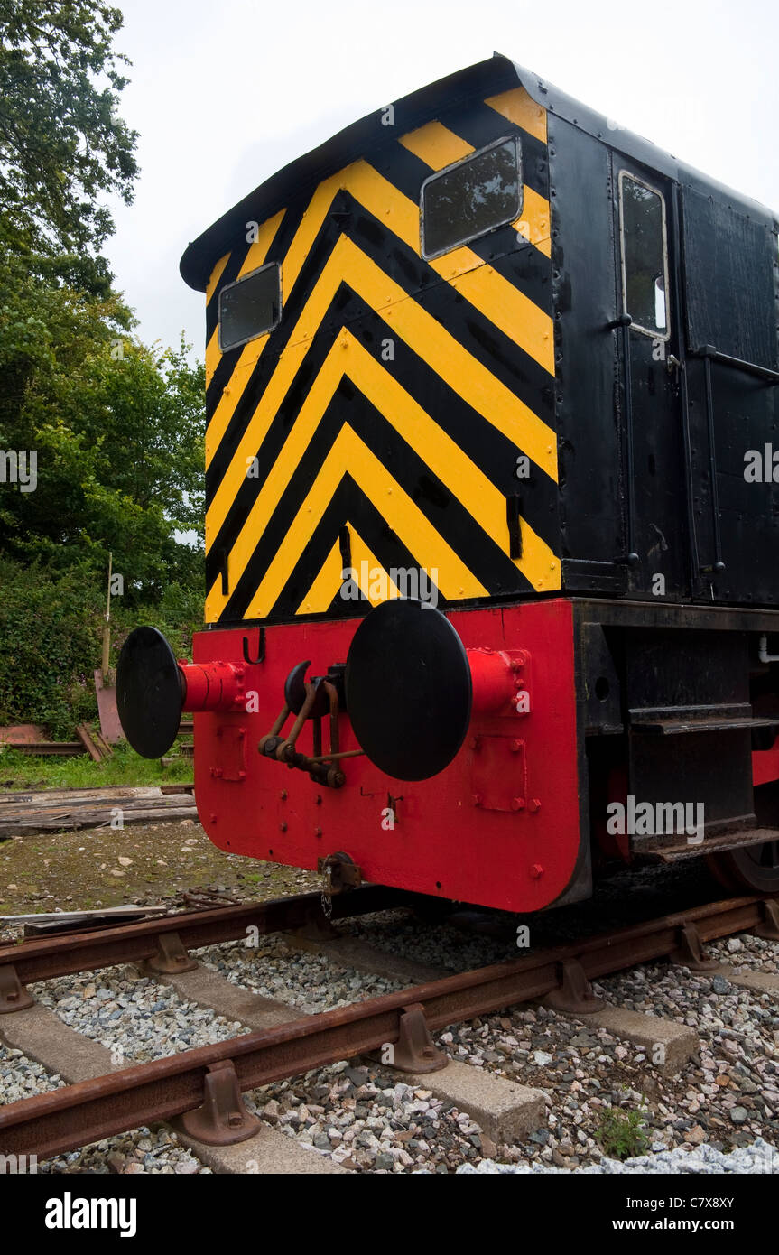 Zug Puffer und bunten Warnungen auf der Rückseite lackiert / Höhe eines Zug-Motors zu beenden.  VEREINIGTES KÖNIGREICH. Stockfoto