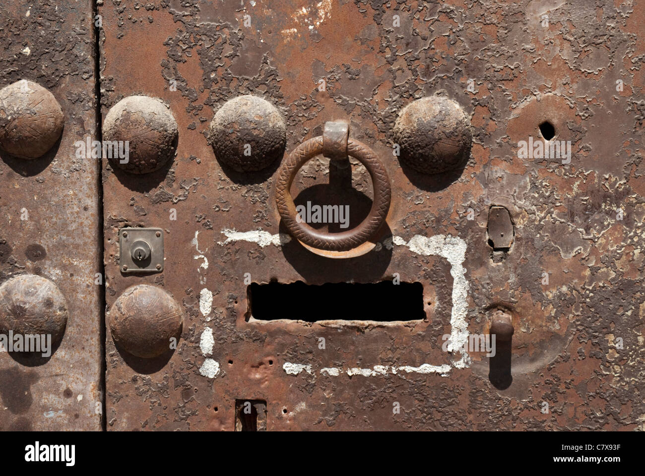 Briefkasten in Eisentür Stockfoto