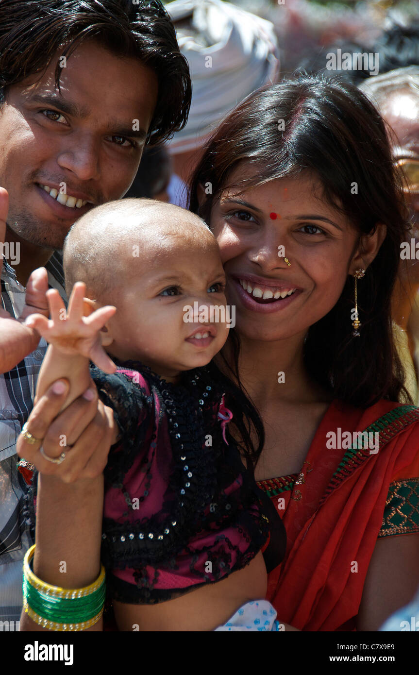 Eltern mit Baby Amoung Pilger Queueing, Tempel bei Kaila Devi Rajasthan Indien zu besuchen Stockfoto