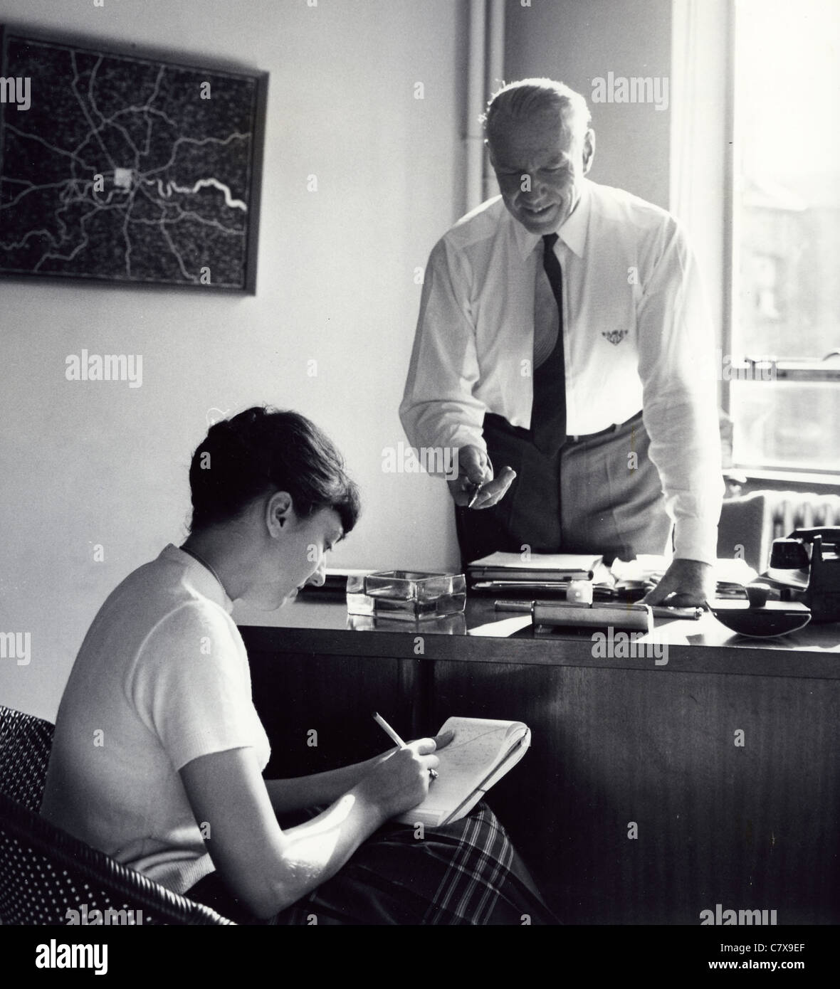 VICTOR SYLVESTER (1900-1978) englische Tänzer und Bandleader bei Baker Street im Jahr 1962 mit seiner PA-Angela Stockfoto