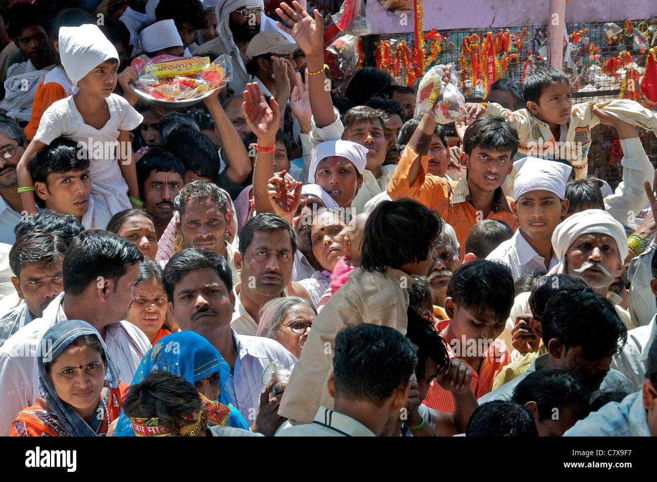 Pilger am Kaila Devi Rajasthan Indien Stockfoto