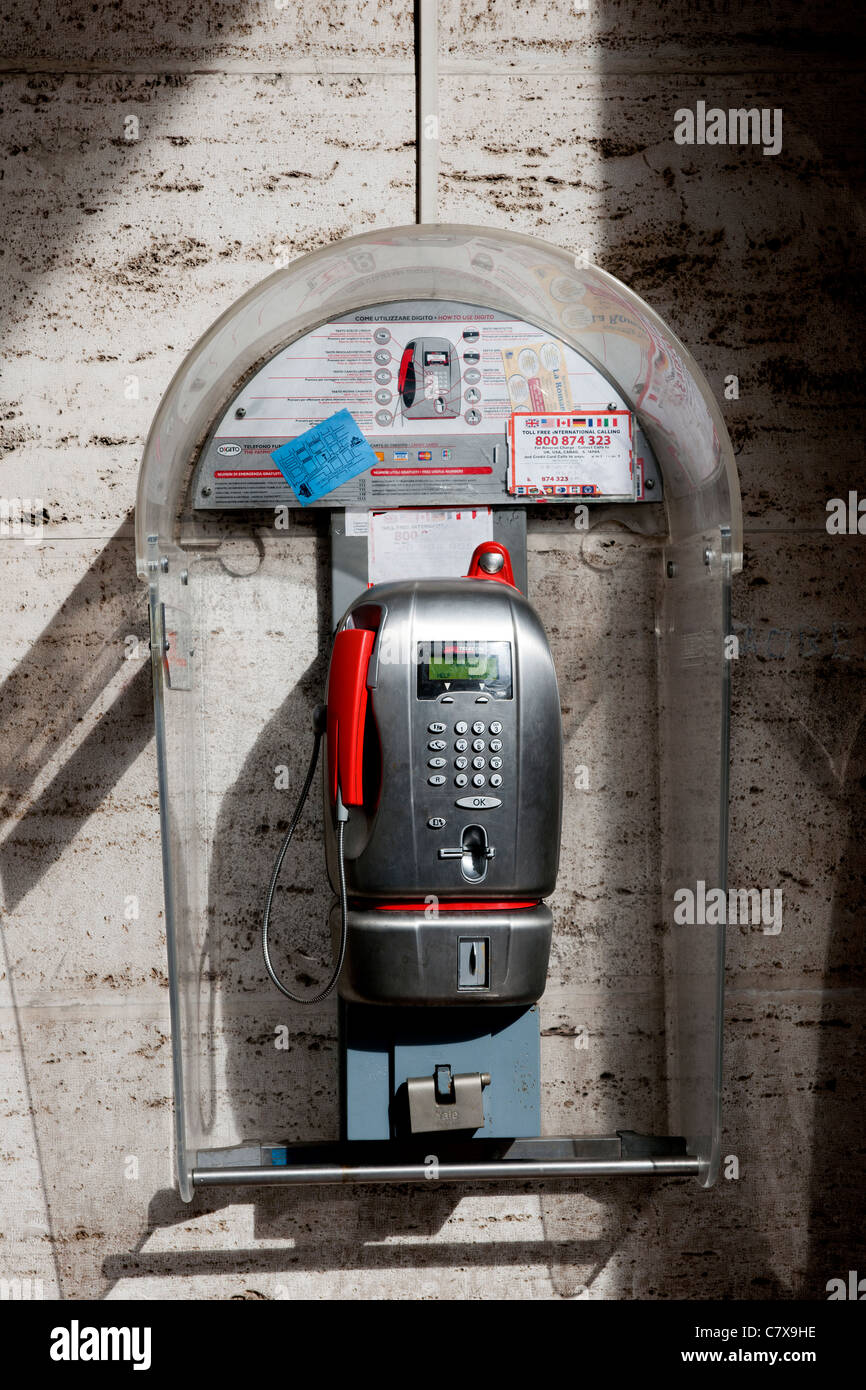 Telefon Kiosk, Zentrum von Rom, Rom, Italien, Europa. Stockfoto