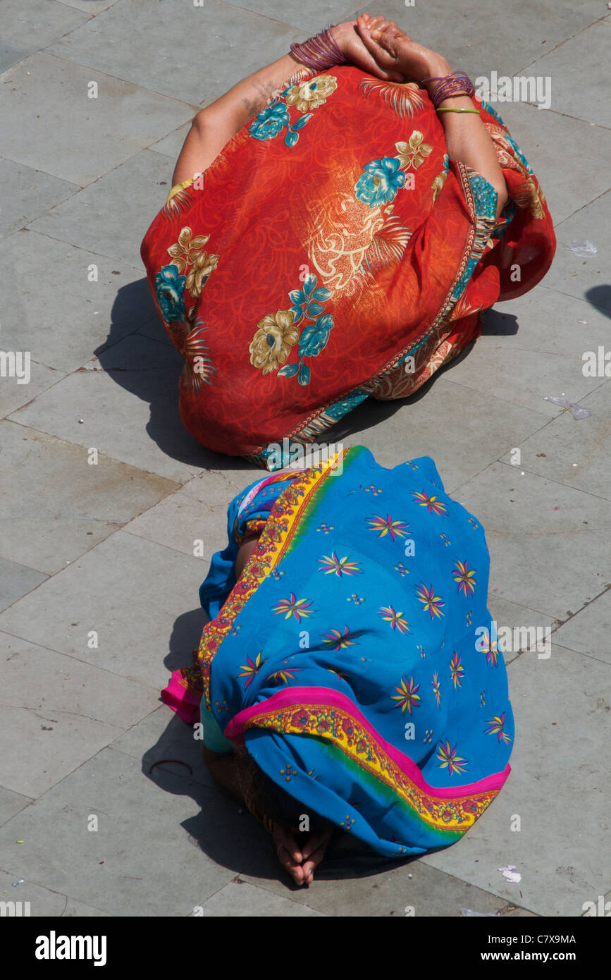Zwei fromme Frauen bei Kaila Devi Tempel Rajasthan Indien niederwerfen Stockfoto
