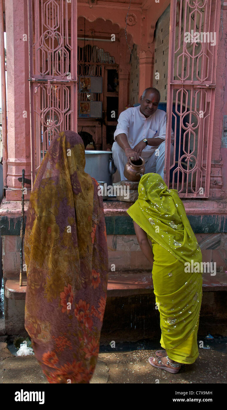 Zwei weibliche Pilger erhalten kostenloses Trinkwasser Karauli Rajasthan Indien Stockfoto