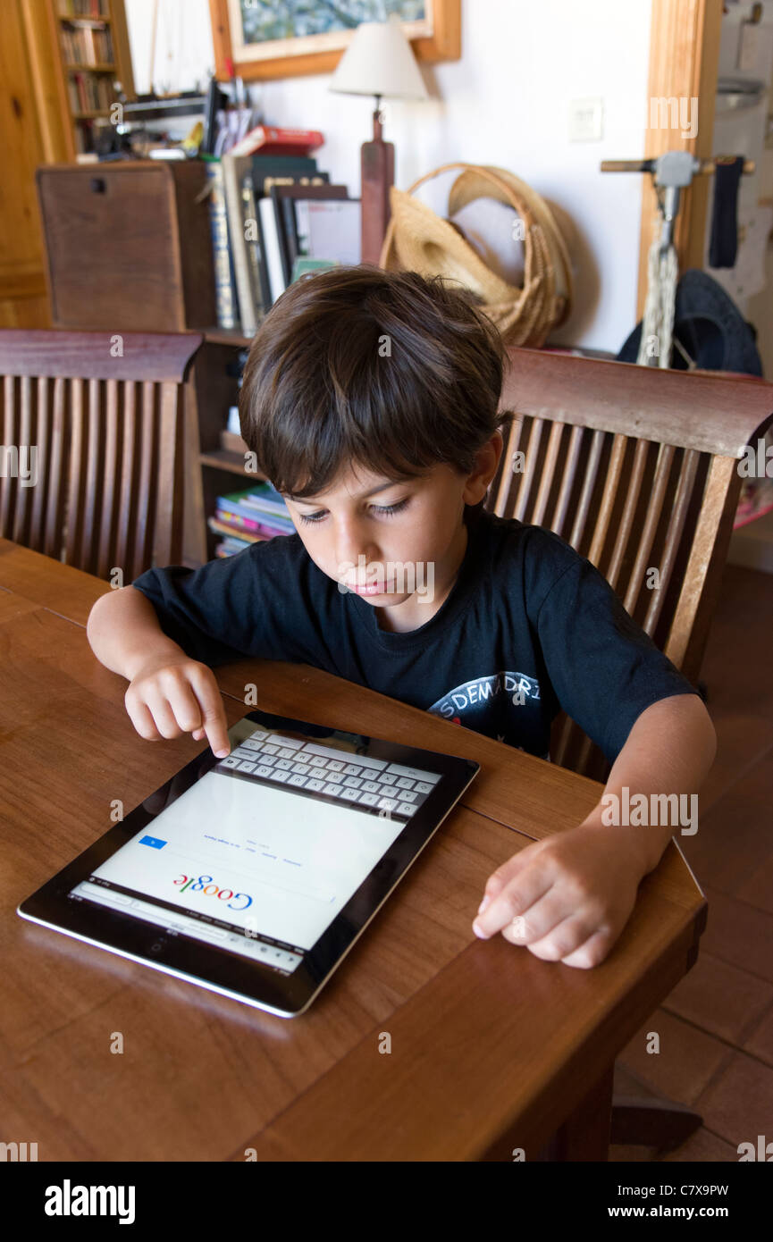 Kind mit Apple iPad 2 Tablet-Computer zu Hause Stockfoto