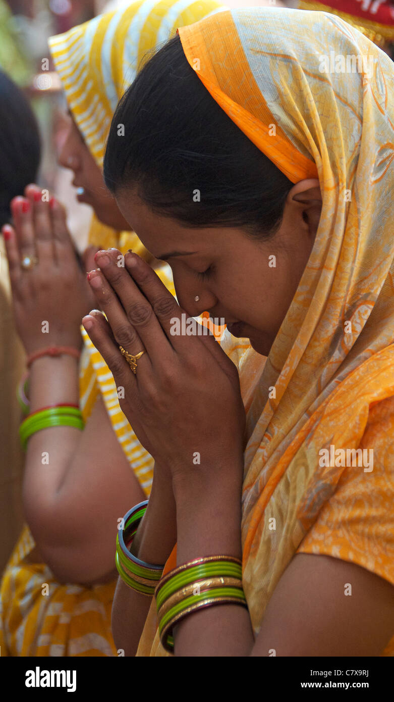 Frauen beten bei Kaila Devi Tempel Rajasthan Indien Stockfoto