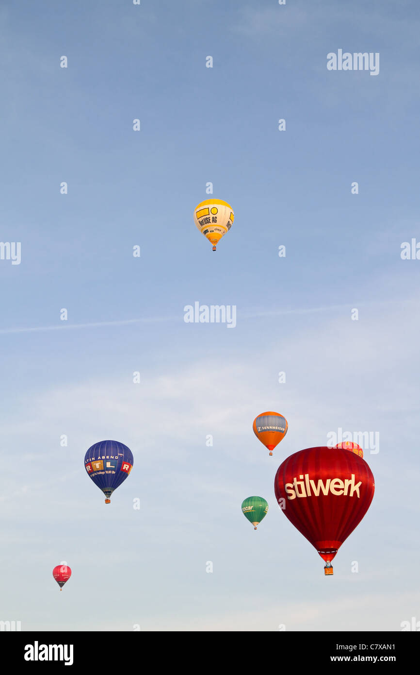 Heißluftballons während der 100-Jahr-Festival des Hamburger Flughafens. Stockfoto