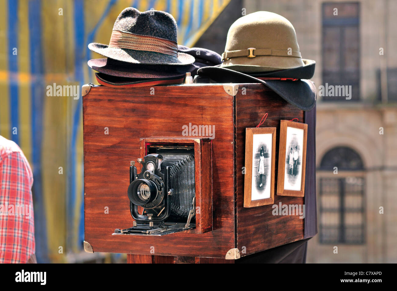 Spanien, Santiago De Compostela: nostalgische analoge Kamera vor der Kathedrale von Santiago De Compostela Stockfoto