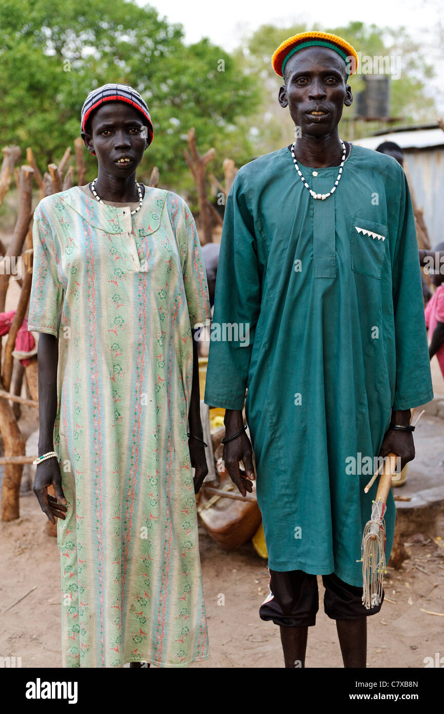 Ein Mann und eine Frau stand neben einem Bohrloch, Luonyaker, Bahr El Ghazal, Süd-Sudan. Stockfoto