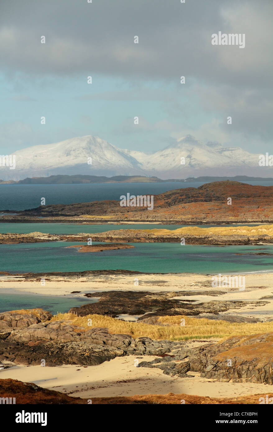 Sanna Bay, Insel von Dreck und Schnee bedeckt Isle of Rum in Ferne, Blick vom Portuaik auf Sanna Coastal Walk, Ardnamurchan Stockfoto