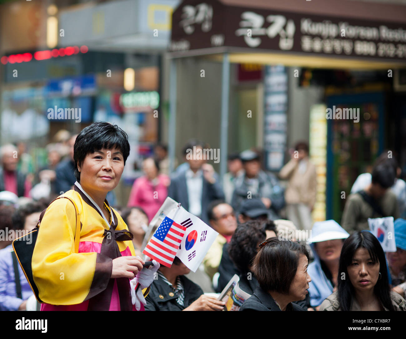 Ein Darsteller im Publikum vor dem erscheinen auf der Bühne in Koreatown Stockfoto