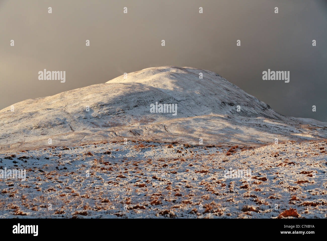 Schneebedeckte Winterszene auf Beinn Na h-Urchrach mit Ben HiAnt dahinter, Ardnamurchan, Highland Region, Schottland, Vereinigtes Königreich Stockfoto