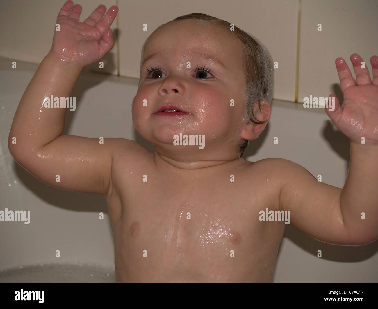 Junge in der Badewanne Stockfoto
